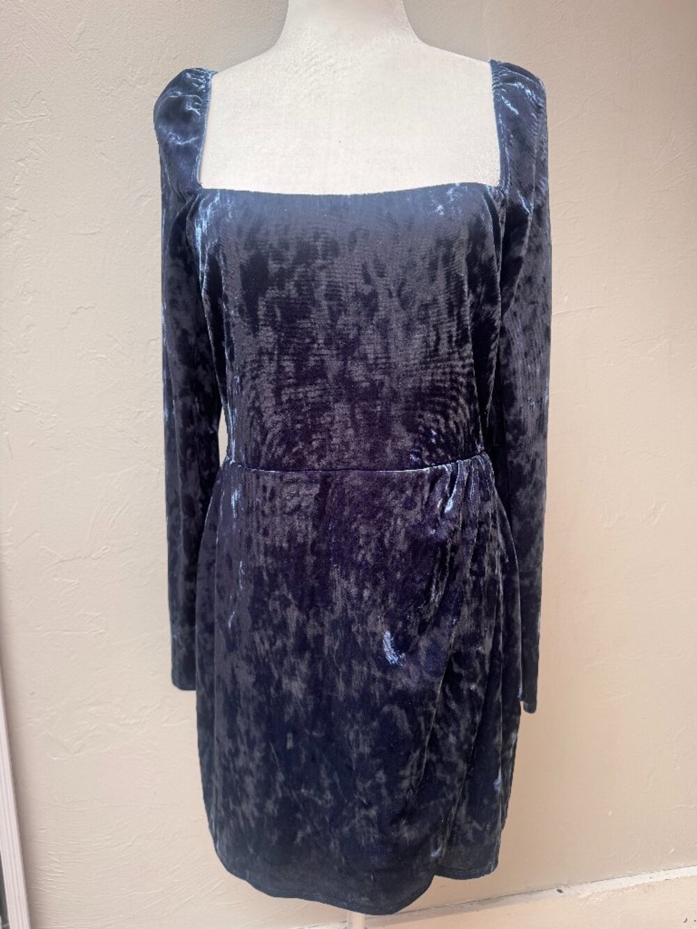 NWT "Francesca's" Long Sleeve Velvet Mini Cocktail Dress Sz L